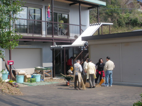 本日みんなで枯れ葉清掃です。。_f0065444_18143470.jpg