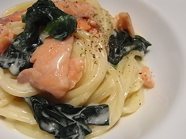 ほうれん草とサーモンのリングイネ・クリームソース_b0145846_22281630.jpg