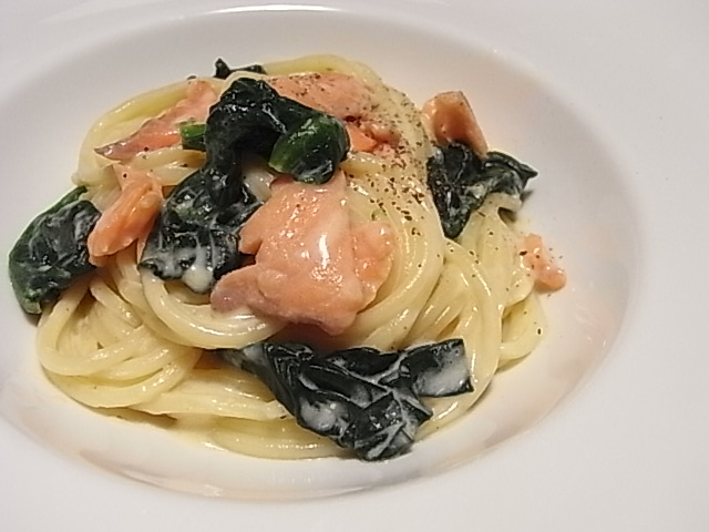 ほうれん草とサーモンのリングイネ・クリームソース_b0145846_22304282.jpg
