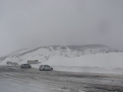 続くよ続く 雪の回廊、高く伸びろよ雪の壁_a0096989_17512353.jpg