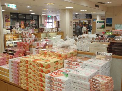 続くよ続く 雪の回廊、高く伸びろよ雪の壁_a0096989_17514925.jpg