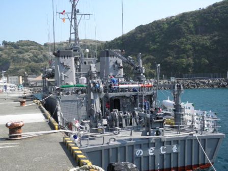 自衛艦　過激派に　乗っ取られたかな　_c0229433_2259284.jpg