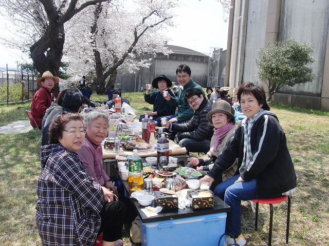 富士市上水道の泉ヶ丘配水地で駿河台3丁目の花見会_f0141310_7135440.jpg