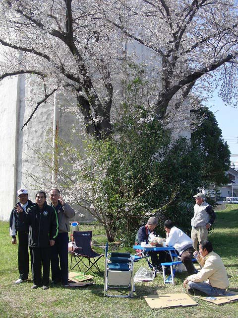 富士市上水道の泉ヶ丘配水地で駿河台3丁目の花見会_f0141310_717794.jpg