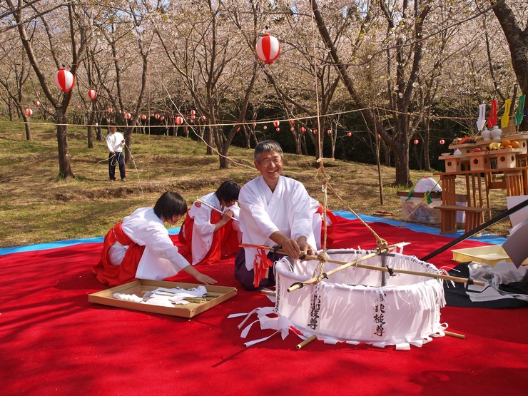 桜の下で里神楽_c0235114_20104569.jpg