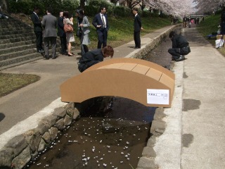 ダンボール橋_e0189870_1385726.jpg