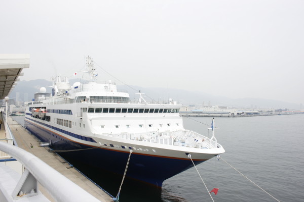 洋上大学船エクスプローラーが神戸港に入港_b0118987_10531526.jpg