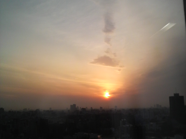 夜明け@編集部_a0142478_538101.jpg
