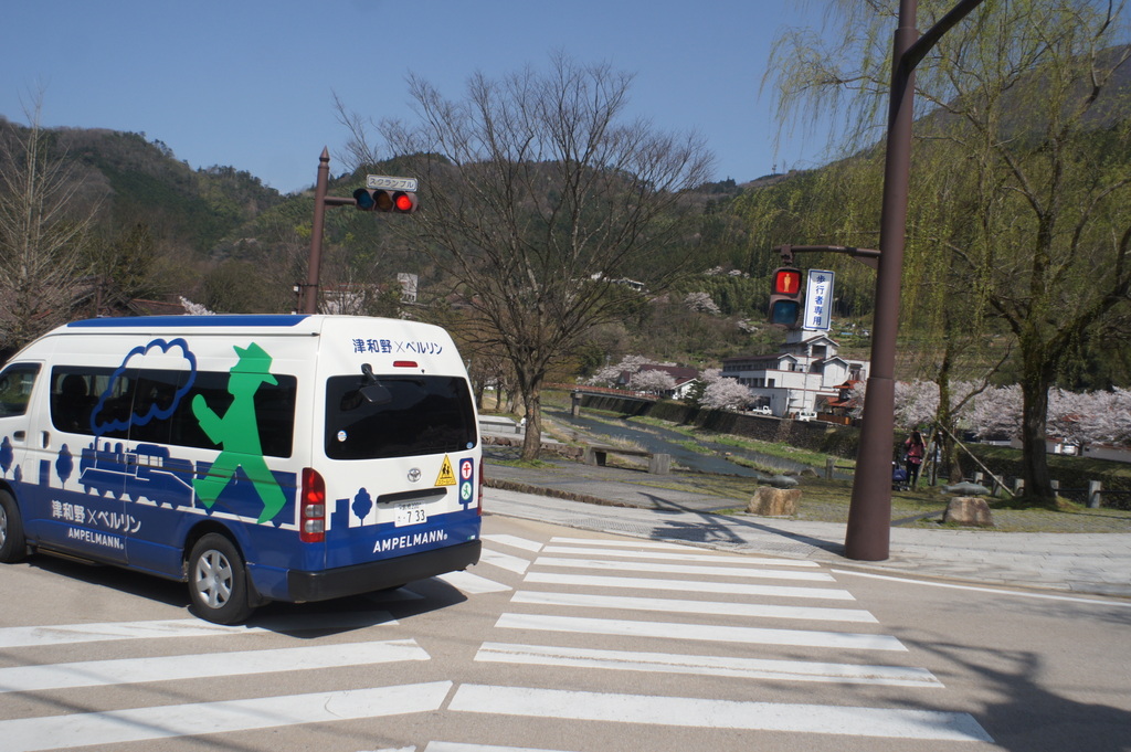 津和野町(唯一の)スクランブル交差点。_c0180686_2310447.jpg