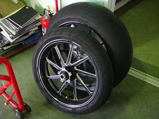 BST Carbon Fiber Wheels を やっと Diavel に装着_f0004270_20181910.jpg