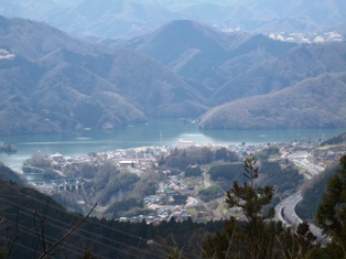 高尾山・小仏峠・相模湖・・・山頂の桜には早すぎて_d0032262_8573674.jpg