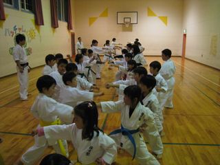 新発寒道場 春です 新しい道衣で稽古!_c0118332_2256538.jpg