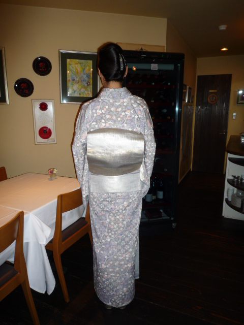 お母様の春らしい小紋を初めてお召しになったお客様。_f0181251_1232154.jpg