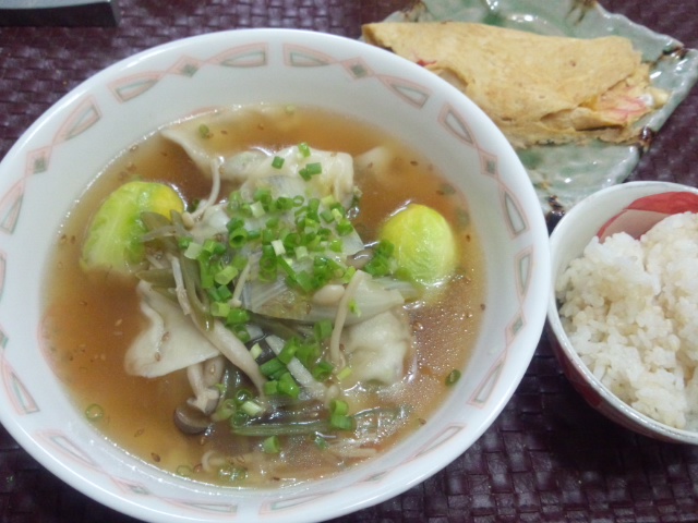 献立 スープたっぷり手作り水餃子 カニかま入り玉子焼き 玄米入りご飯 Kajuの 今日のお料理 簡単レシピ