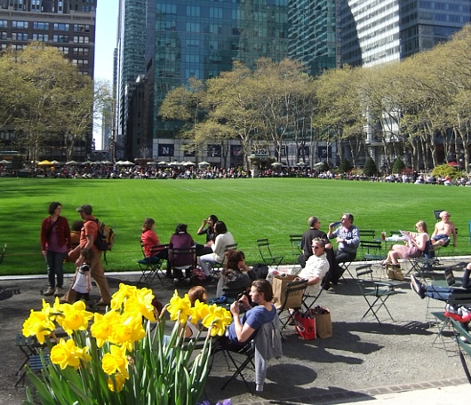 ニューヨークより、春のブライアント・パークの風景_b0007805_038756.jpg