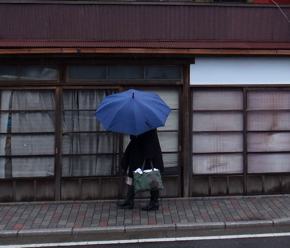 April 21 12 青い傘の人 シンプル ハウスワイフのrandom Shot April 21 12 青い傘の人 シンプル ハウスワイフのrandom Shot