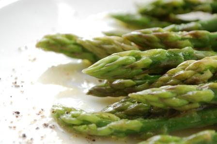 茹でアスパラの溶かしバターかけ Asparagus with melted butter_d0104926_15574199.jpg