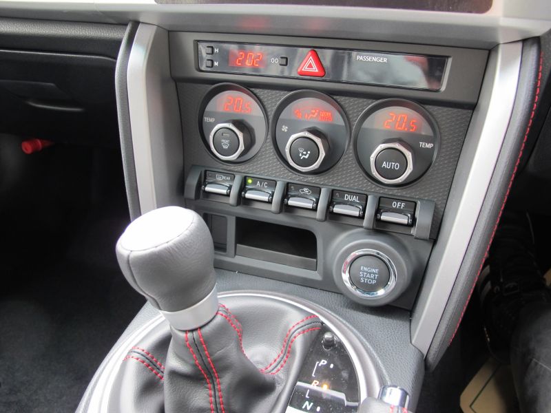 黒いBRZの発するオーラを楽しむ_f0076731_2264970.jpg
