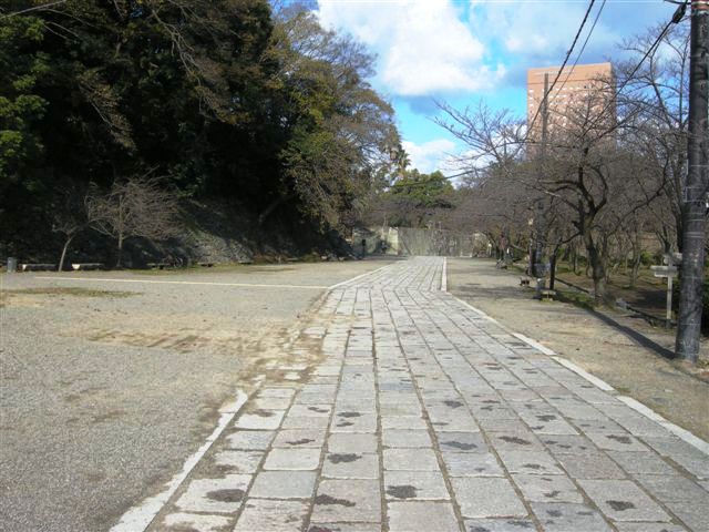 歴史を感じながらのんびり公園内を散策_c0172180_8122350.jpg