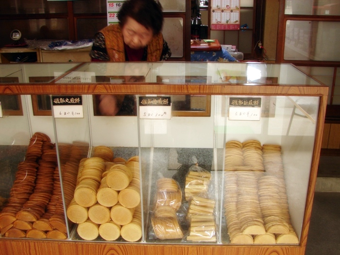 白石せんべい店の磯部温泉煎餅_e0254331_22325.jpg