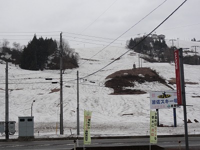 旧浦佐スキー場のゲレンデに雪消えの穴があきました_a0084753_14251567.jpg