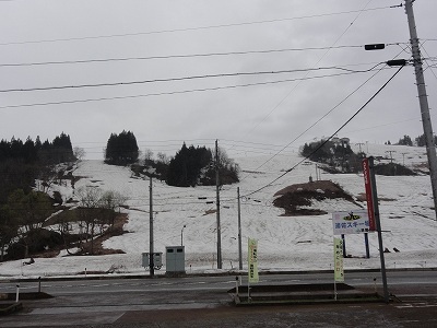 旧浦佐スキー場のゲレンデに雪消えの穴があきました_a0084753_1425775.jpg