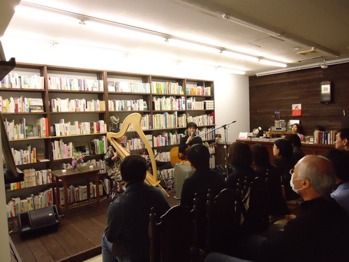 「tico moon 本棚の前の演奏会」終了しました。_e0060555_1532070.jpg