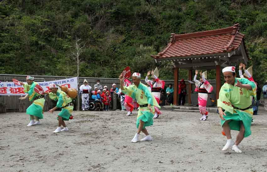 神津島紀行-09♪式内社「阿波命神社」の阿波おどり-2♪_d0058941_20365250.jpg