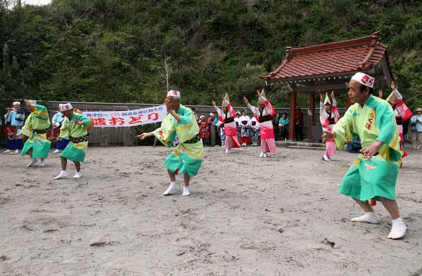 神津島紀行-09♪式内社「阿波命神社」の阿波おどり-2♪_d0058941_20372077.jpg