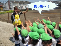 4月24日(年長 小松菜種まき、ねぎ苗植え)_d0091723_10305039.jpg