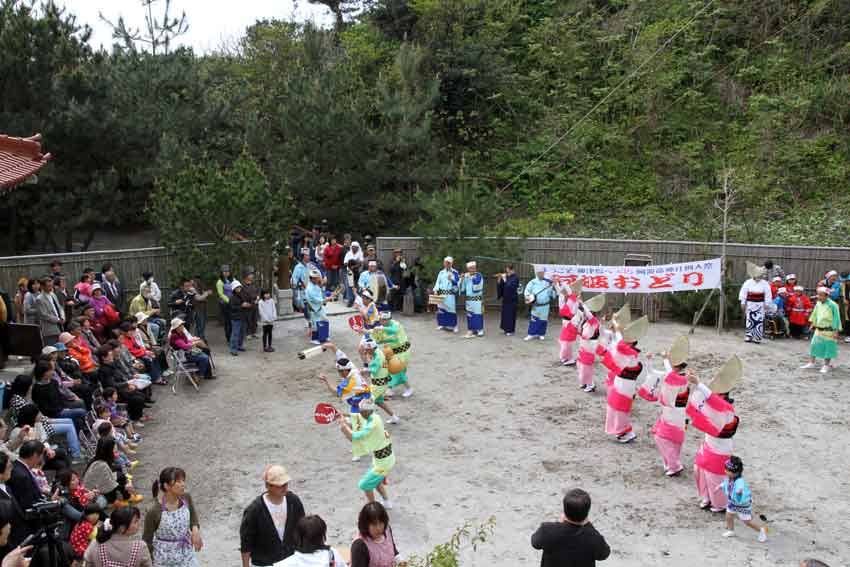 神津島紀行-10♪式内社「阿波命神社」の阿波おどり-3♪_d0058941_20252646.jpg