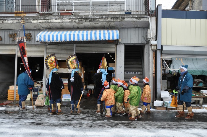 えんぶり特集 その１１　－陸奥湊での門付け　前編－_c0048667_2175584.jpg