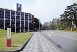 キャンパス至る所にある駐輪場には大量の自転車.....学内の桜も..._b0194185_23183051.jpg