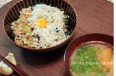 塩麹卵黄乗せ釜揚げしらす丼でジャコチャージ。_e0192461_991645.jpg