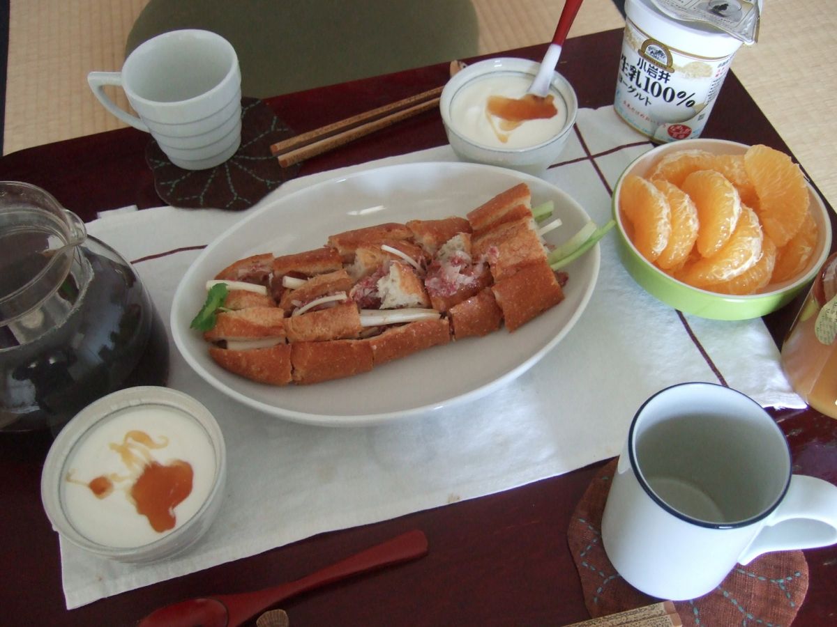 フランスパンで朝ご飯_a0095931_9163193.jpg