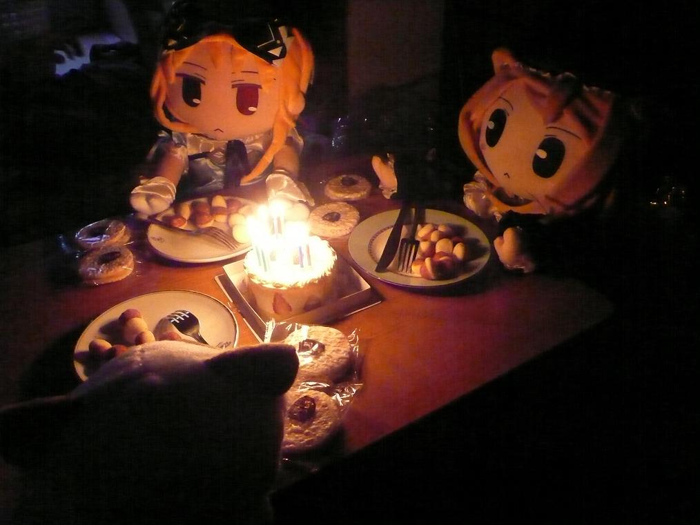後輩が「ウチの娘」(美少女ゲームキャラのぬいぐるみ「ごきげんリース」)の誕生日パーティーを開きました_f0030574_11531269.jpg