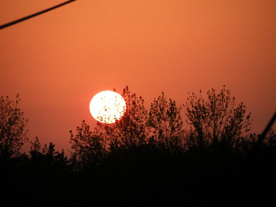 夕陽と夕月のコラボ　(#^^#)_c0144638_1343177.jpg