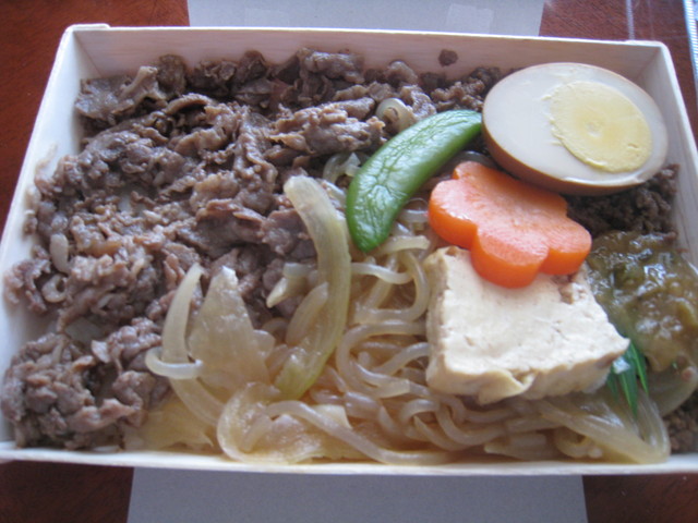 三島駅桃中軒「沼津香りまだい寿司」「富嶽あしたか牛すき弁当」_c0212604_19543878.jpg