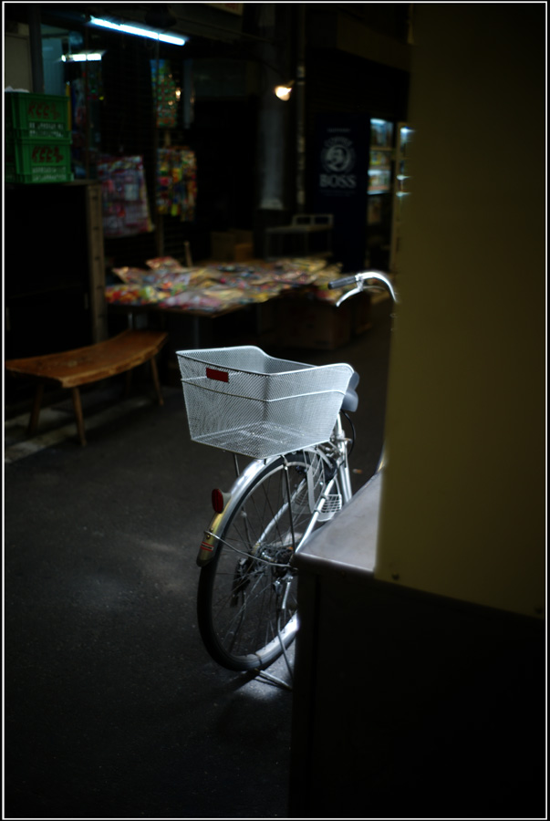 316　白自転車　（ズミルックス35mmF1.4はライカファン垂涎の1本にふさわしかった）_b0226423_17151698.jpg