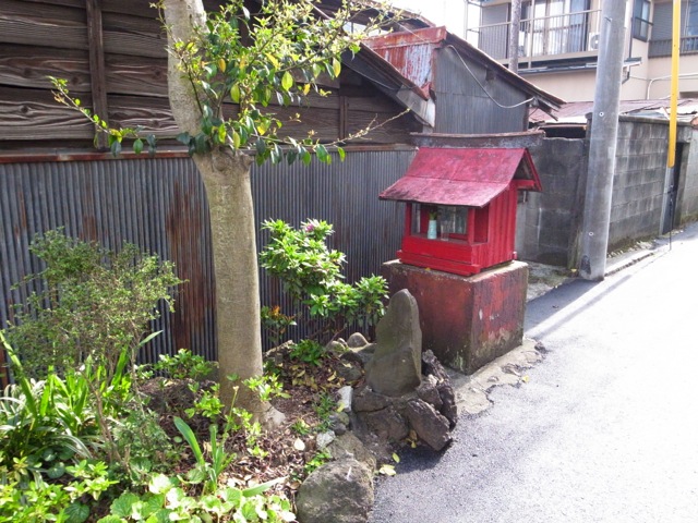 yellow roof & red roof_d0057843_2003857.jpg
