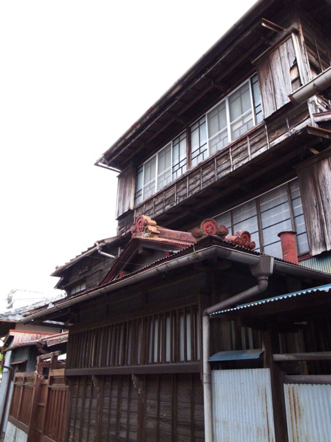 yellow roof & red roof_d0057843_2053082.jpg