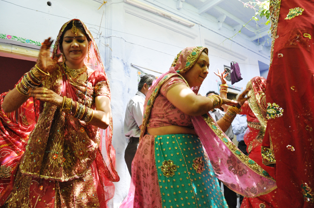 インドの結婚式?!に出くわす!~インド4日目_e0171573_3393085.jpg