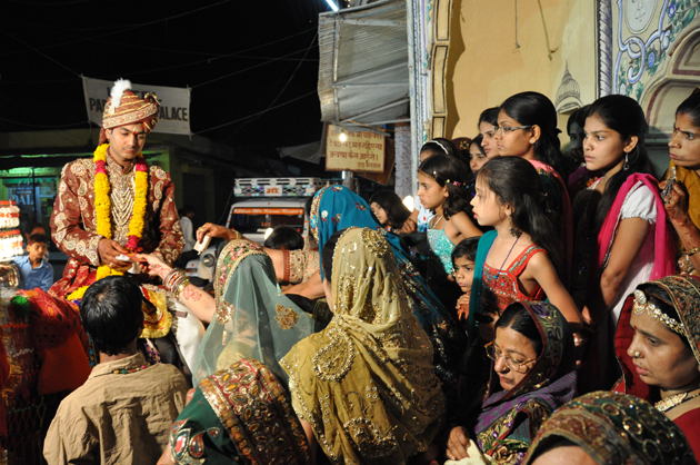 インドの結婚式?!に出くわす!~インド4日目_e0171573_3411068.jpg