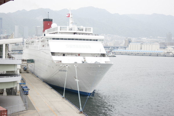 オーシャンドリーム号が神戸港（ポートターミナル）に入港中　on　2012-4-30_b0118987_17541326.jpg