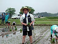 田植え体験(緑が丘小・北郷小)_d0247484_211933.jpg