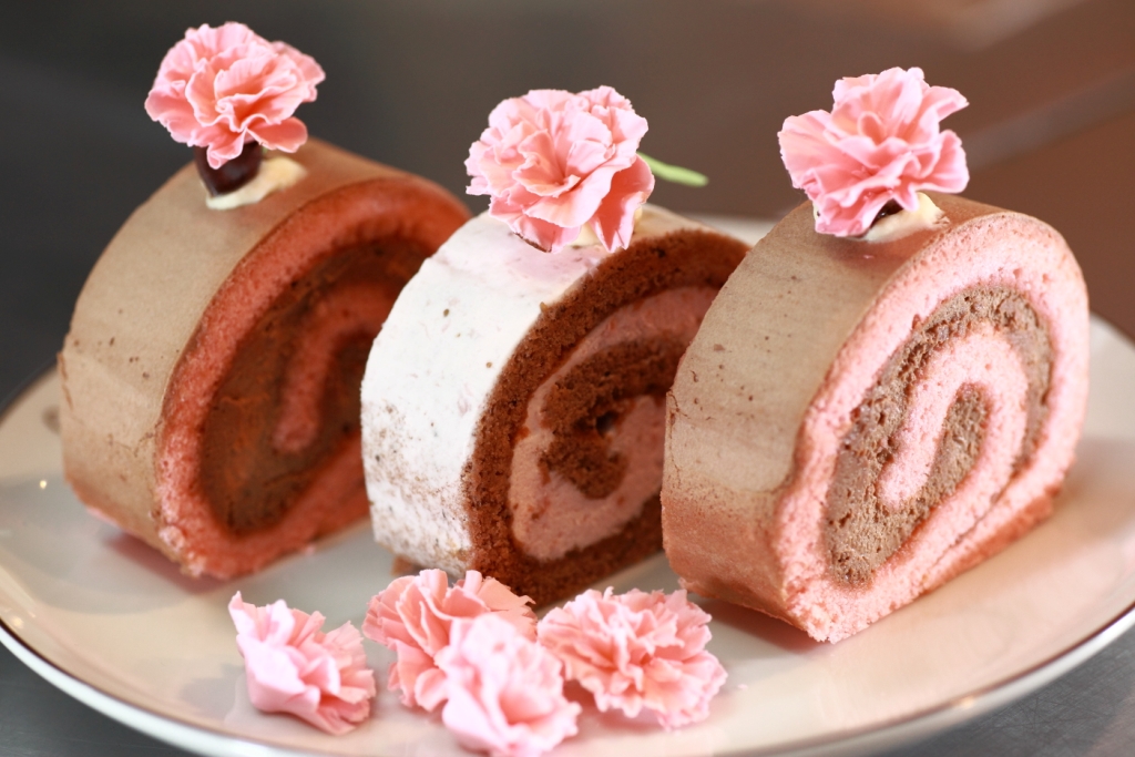 5/11～１３はマ･コピーヌ母の日フェア　日曜日も営業します。カーネーションロールケーキのご予約承り中。_b0080287_15171257.jpg