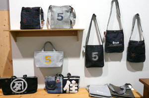 5inch 5th exhibition 百個展 〜初日!_a0017350_005464.jpg