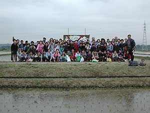 田植え体験(緑が丘小・北郷小)_d0247484_23584197.jpg