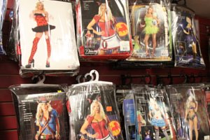 ニューヨークの美容スーパーストア、リッキーズ(Ricky\'s NYC)には仮装コスチュームも揃ってます_b0007805_22581811.jpg