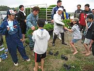 田植え体験(緑が丘小・北郷小)_d0247484_1622133.jpg